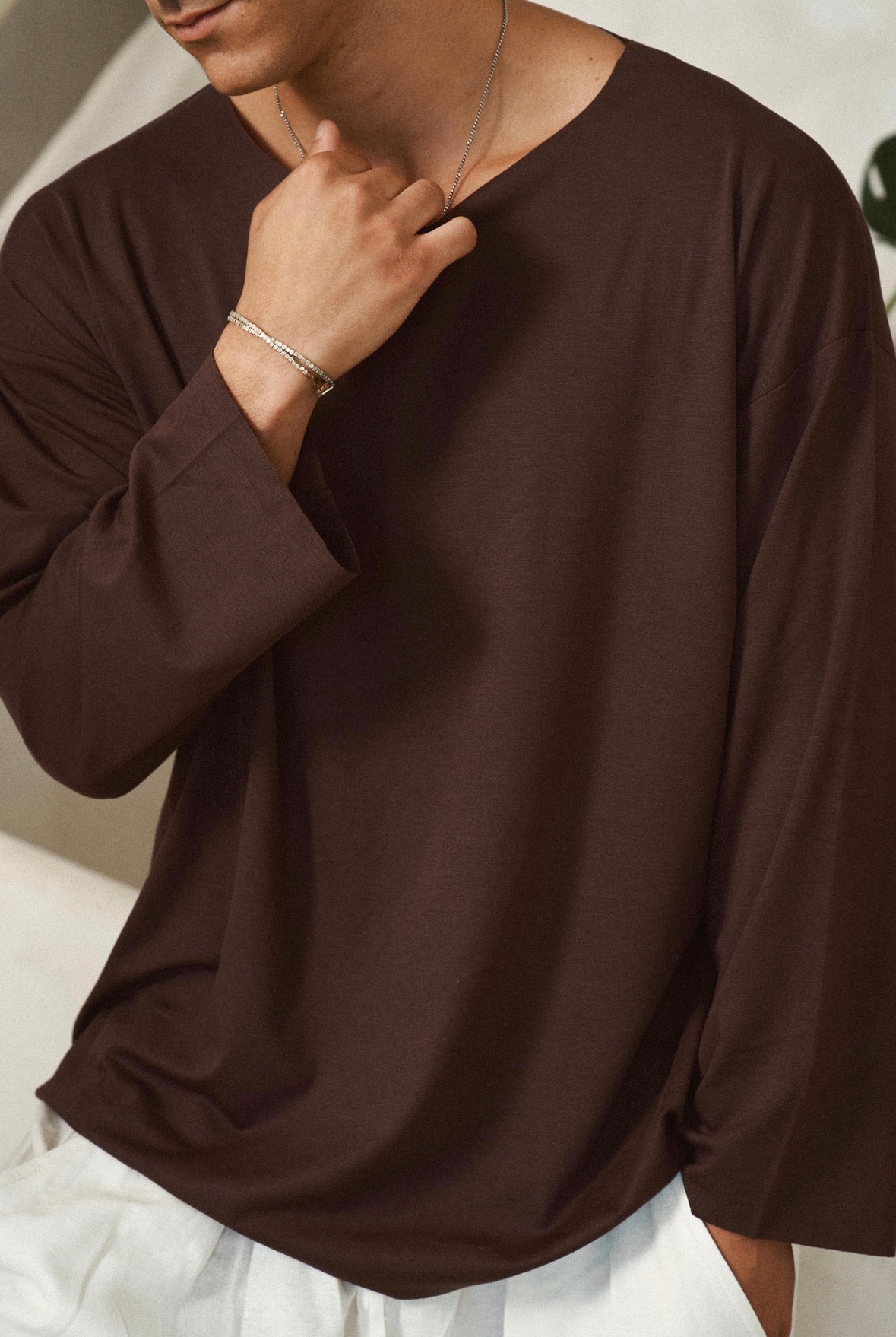 תקריב חזית חולצת BASIC חומה עם פתח צוואר רחב