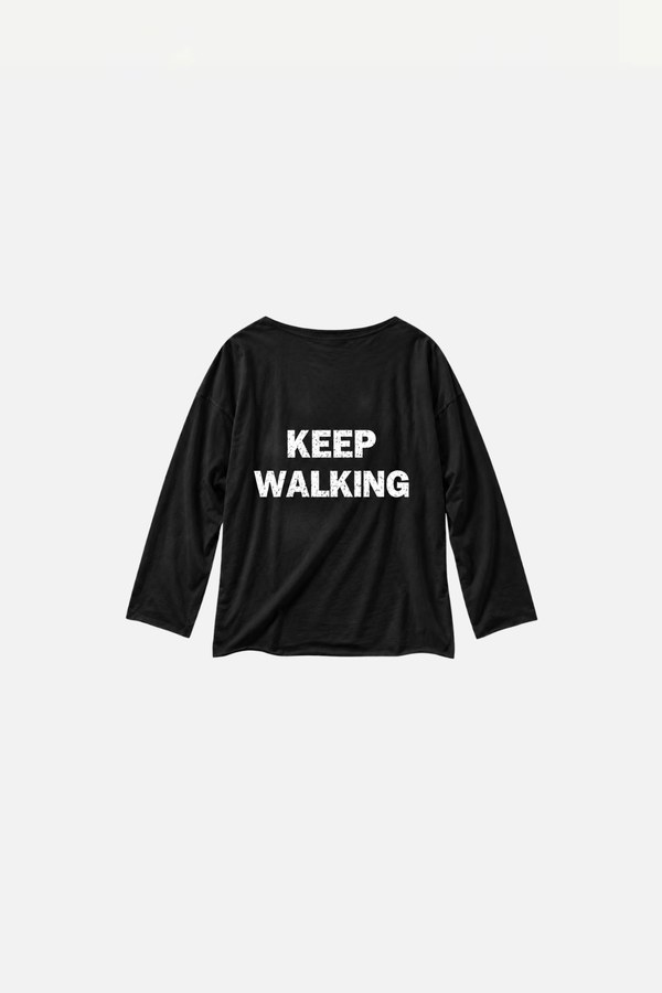 גב חולצת KEEP WALKING שחורה עם כיתוב לבן גדול