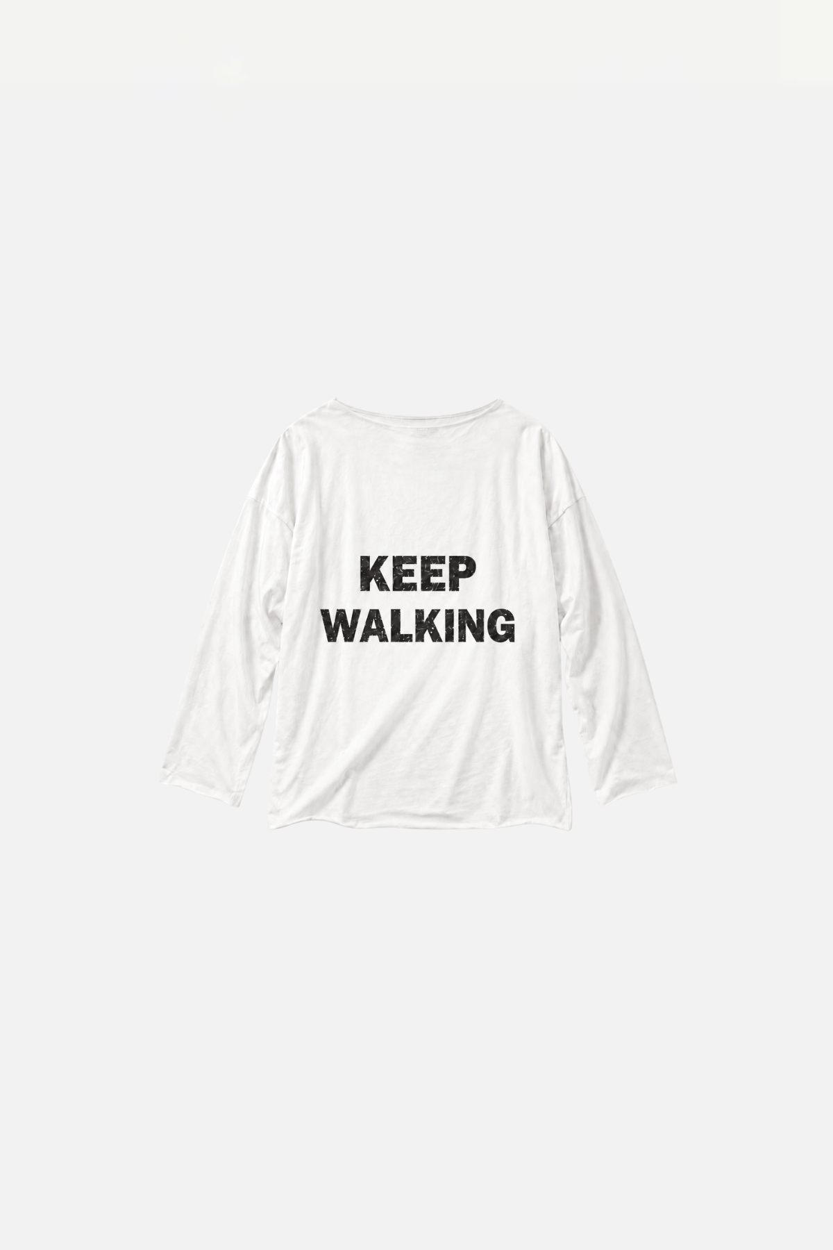 גב חולצת KEEP WALKING לבנה עם כיתוב שחור גדול
